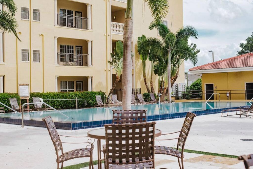 Luxurious By The Water Apartment