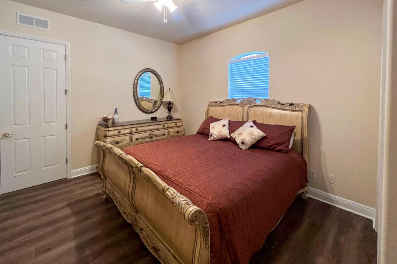 With Private Heated Saltwater Poolandlanai Holiday home *