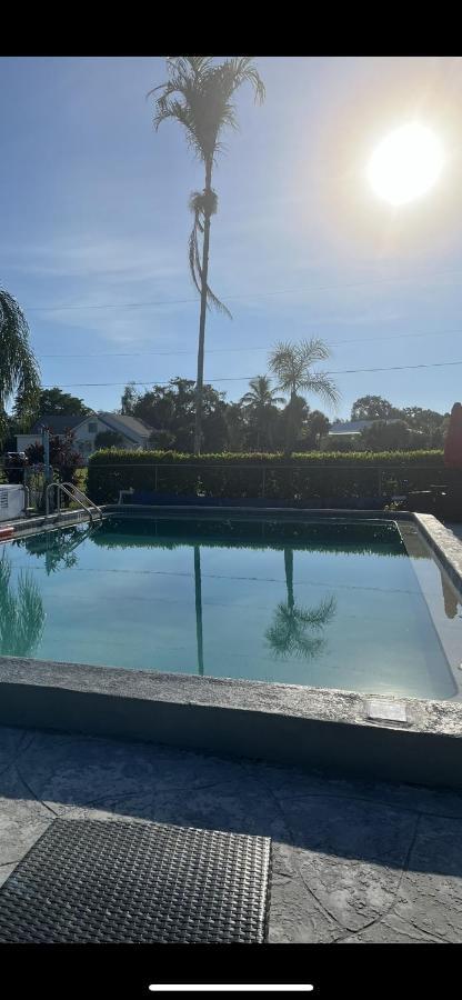Hideaway Village Motel 2*