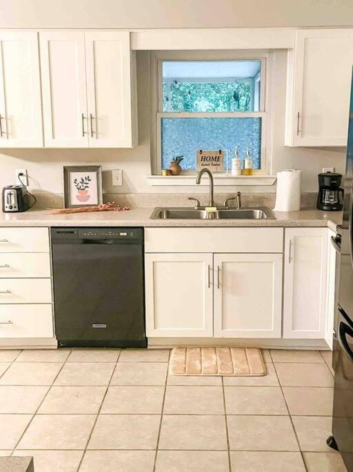 Prime Location - 15 Mins From Downtown + Airport! Holiday home Pensacola