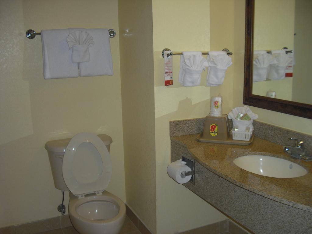 Super 8 By Wyndham Daytona Hotel
