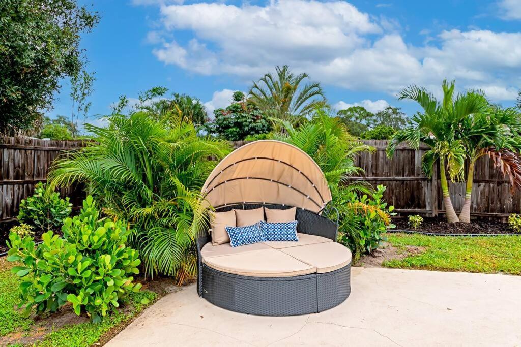 Private Backyard Oasis! Hot Tub & Salt Water Pool! Holiday home Sarasota