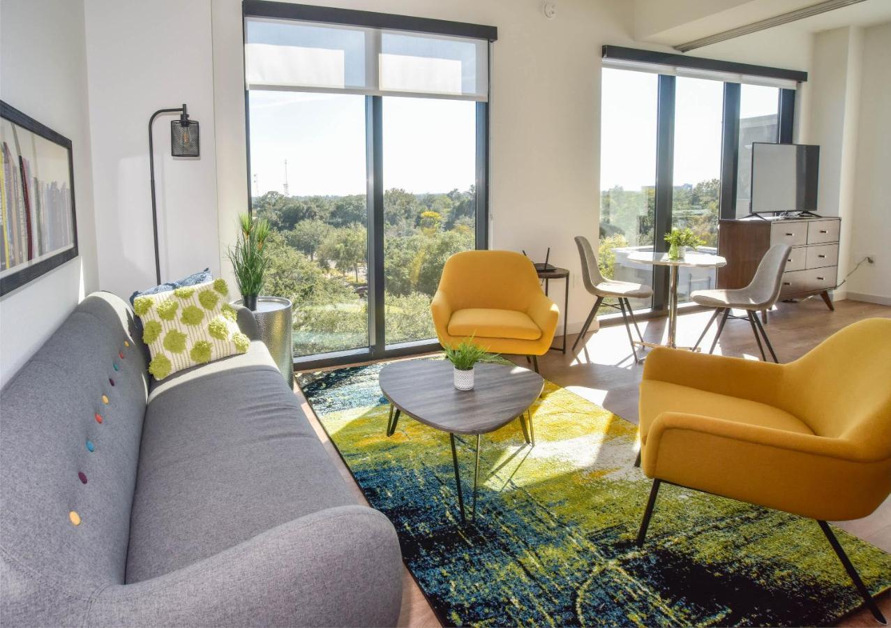 Bright Center Corner Apartment