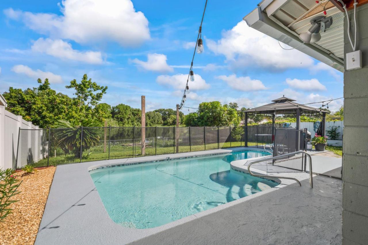 Charming 3 Bed/ba W/pool And View! *