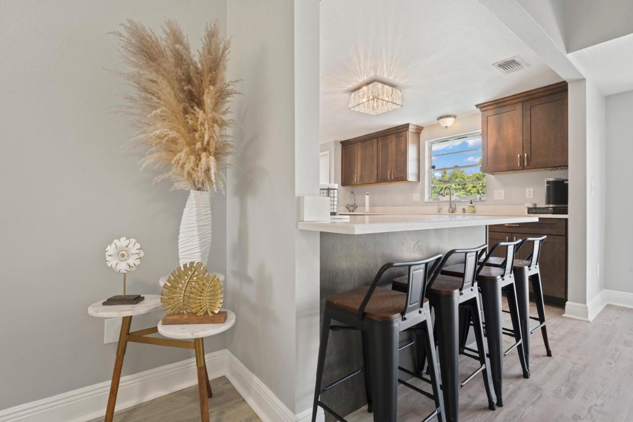 Charming 3 Bed/ba W/pool And View! Tampa