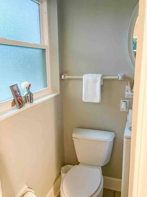 Prime Location - 15 Mins From Downtown + Airport! Pensacola