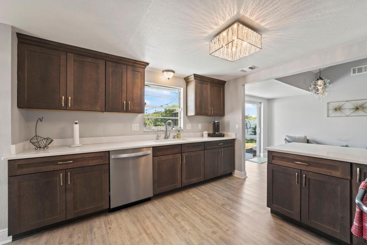 Charming 3 Bed/ba W/pool And View! Holiday home Tampa
