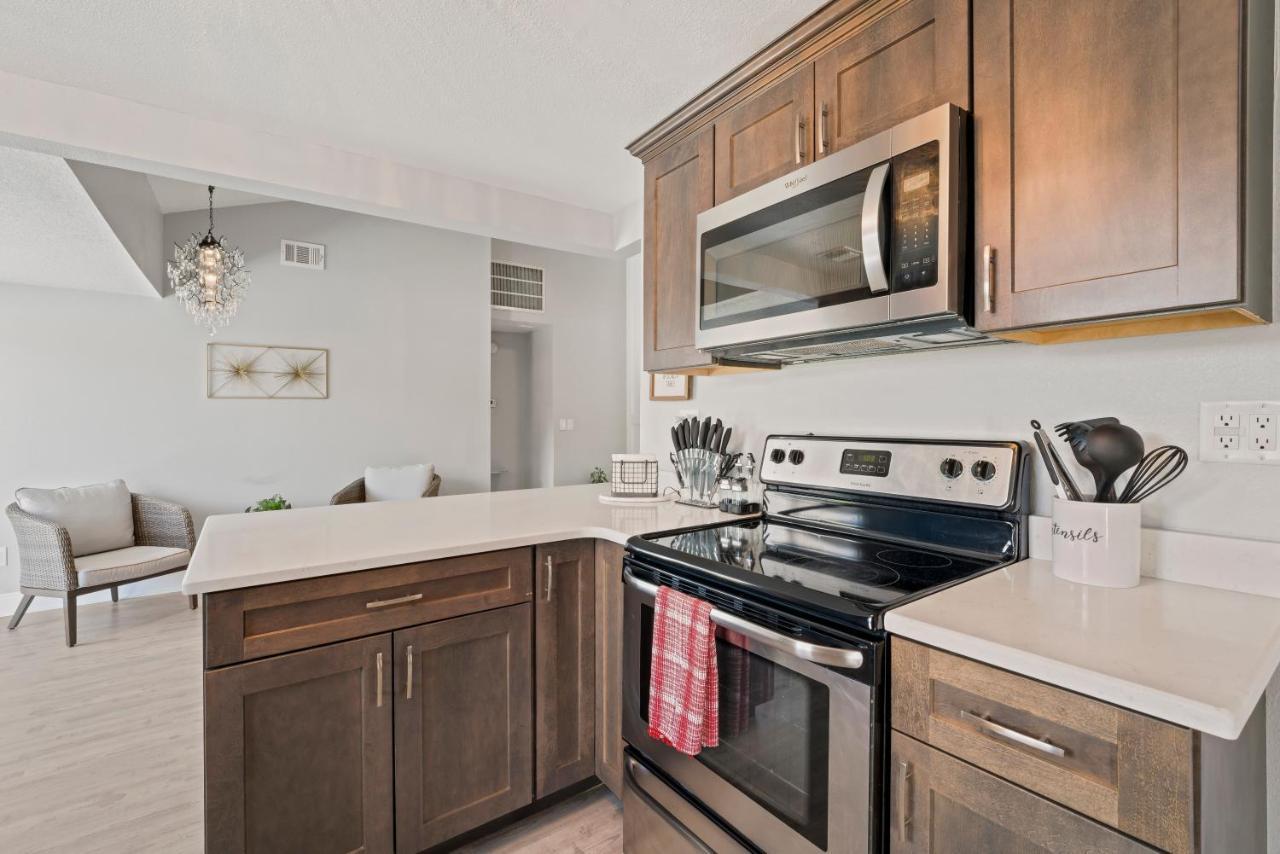 Charming 3 Bed/ba W/pool And View! Holiday home Tampa