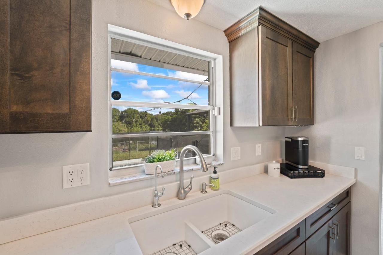 Charming 3 Bed/ba W/pool And View! Tampa