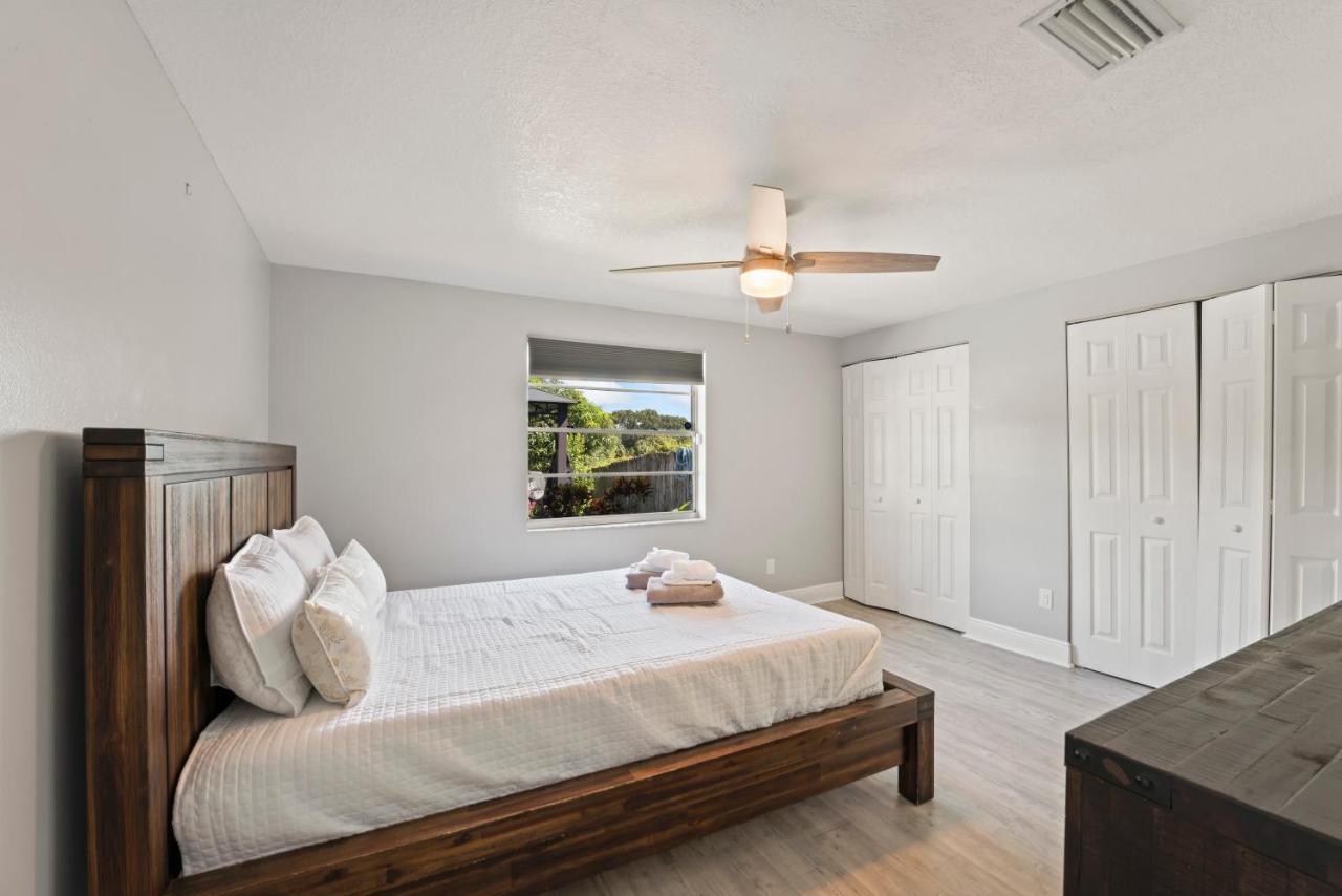 Charming 3 Bed/ba W/pool And View! Holiday home Tampa