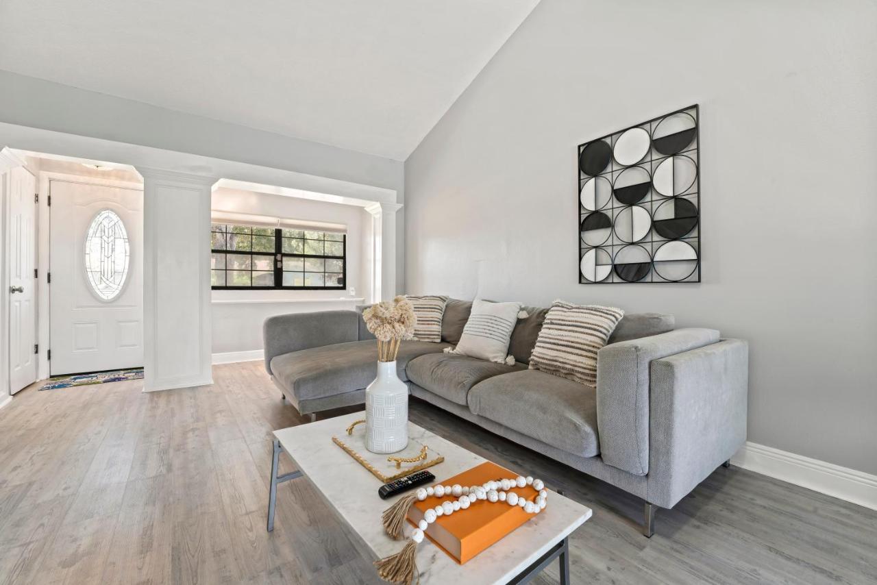 Charming 3 Bed/ba W/pool And View! *
