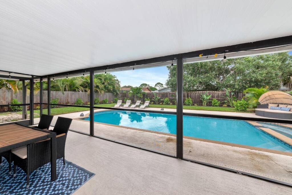 Private Backyard Oasis! Hot Tub & Salt Water Pool!
