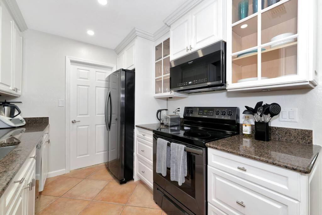 Private Backyard Oasis! Hot Tub & Salt Water Pool! * Sarasota