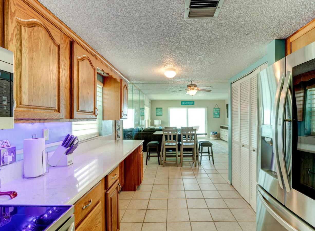 Oceanfront Sunrise 2 Bed 2 Bath With Pool Holiday home *