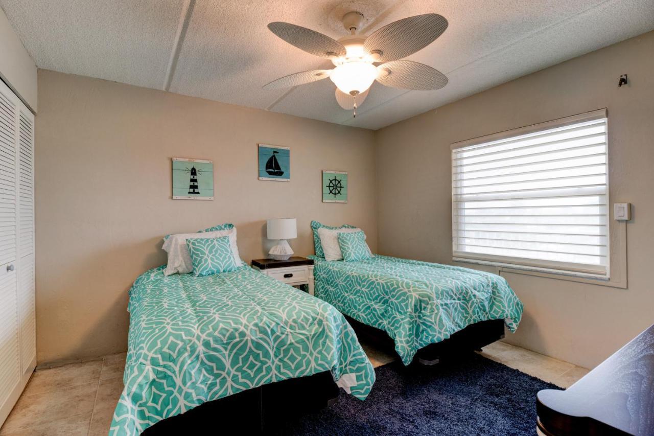 Oceanfront Sunrise 2 Bed 2 Bath With Pool Holiday home