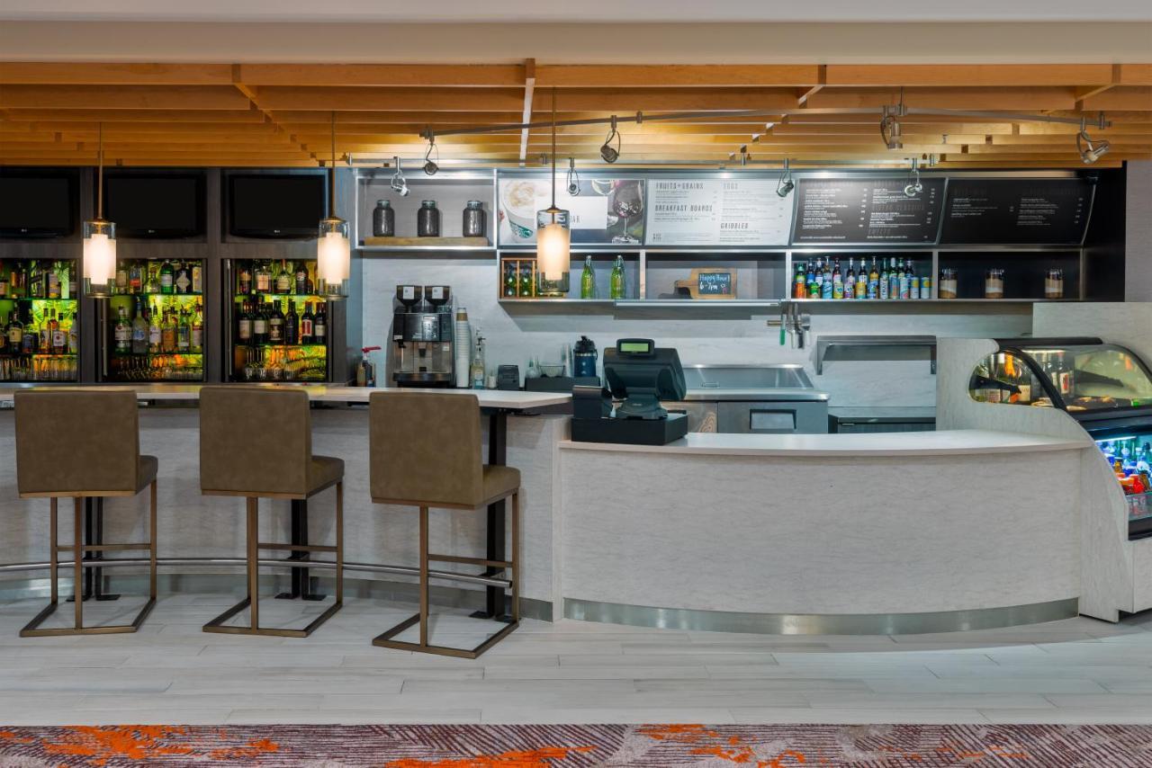Hotel Courtyard By Marriott At Town Center 3*