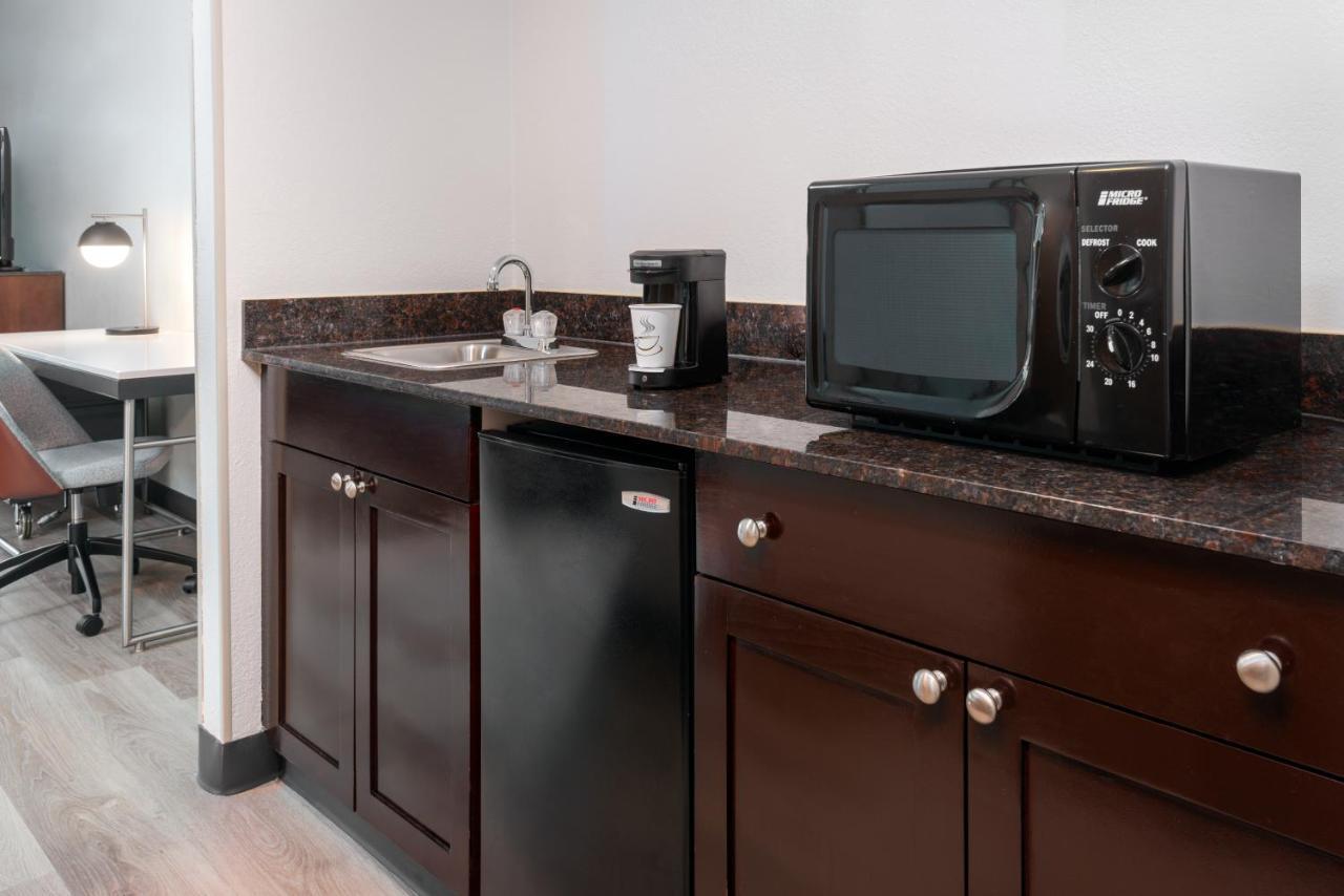 Courtyard By Marriott At Town Center Hotel