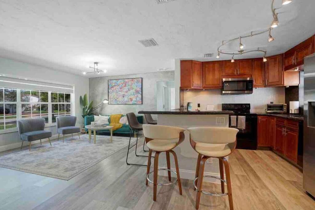 Your Florida Vacation Destination- Near Beach * Hallandale Beach