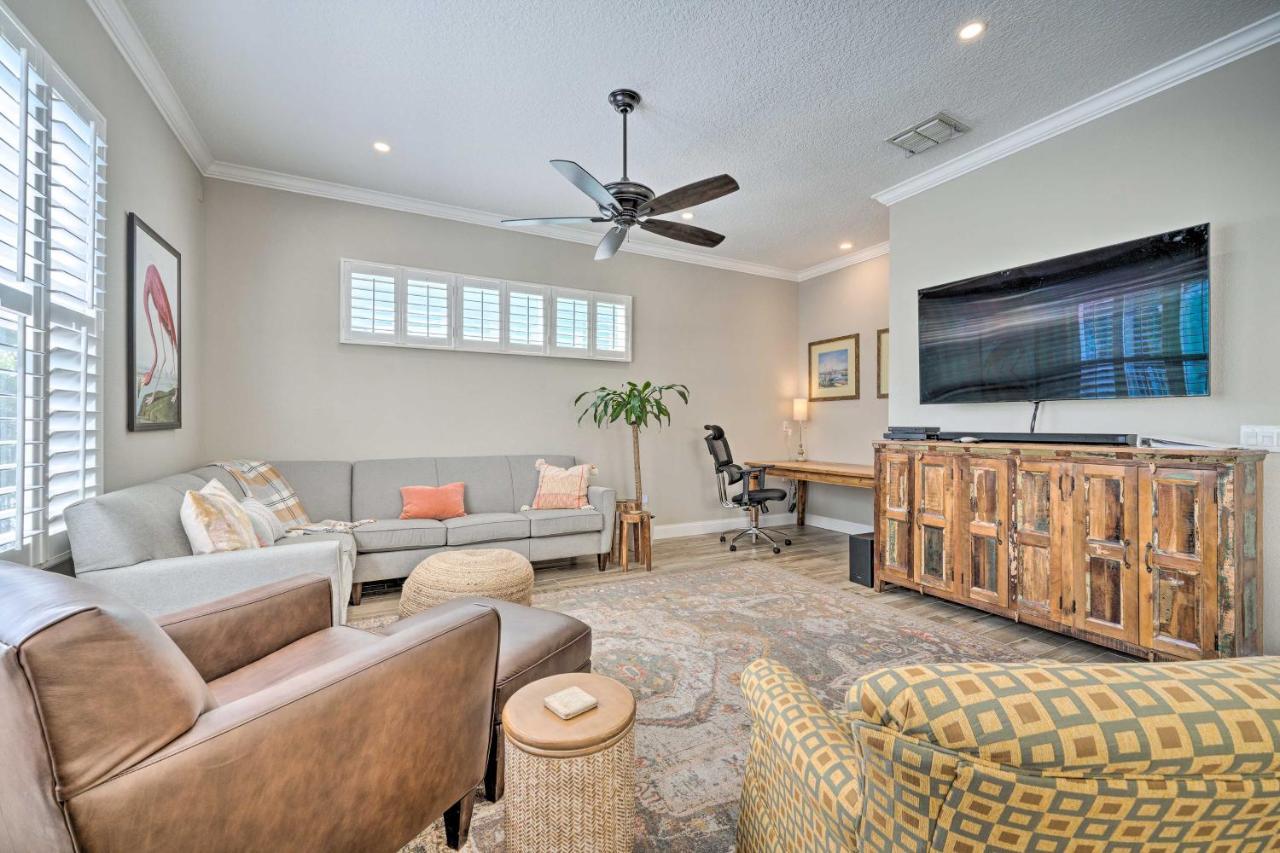 Stunning Oasis With Private Pool, 7 Mi To Disney! Holiday home