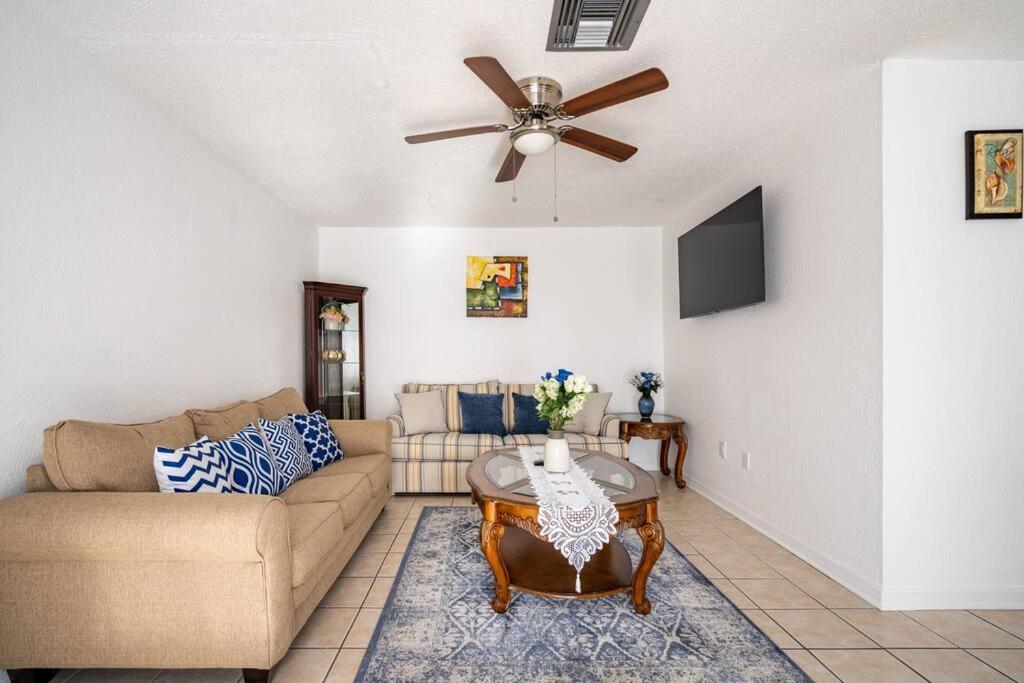 Perfectly Situated 2-br Residential In Largo- Close To Beach And Everything!! Apartment *