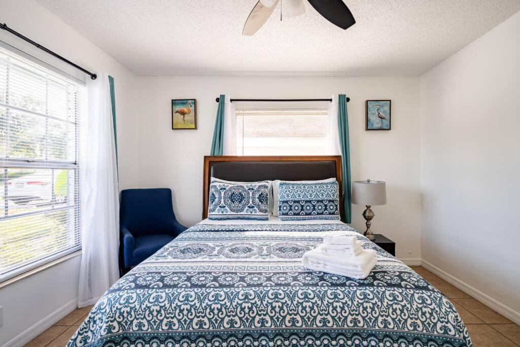Perfectly Situated 2-br Residential In Largo- Close To Beach And Everything!!