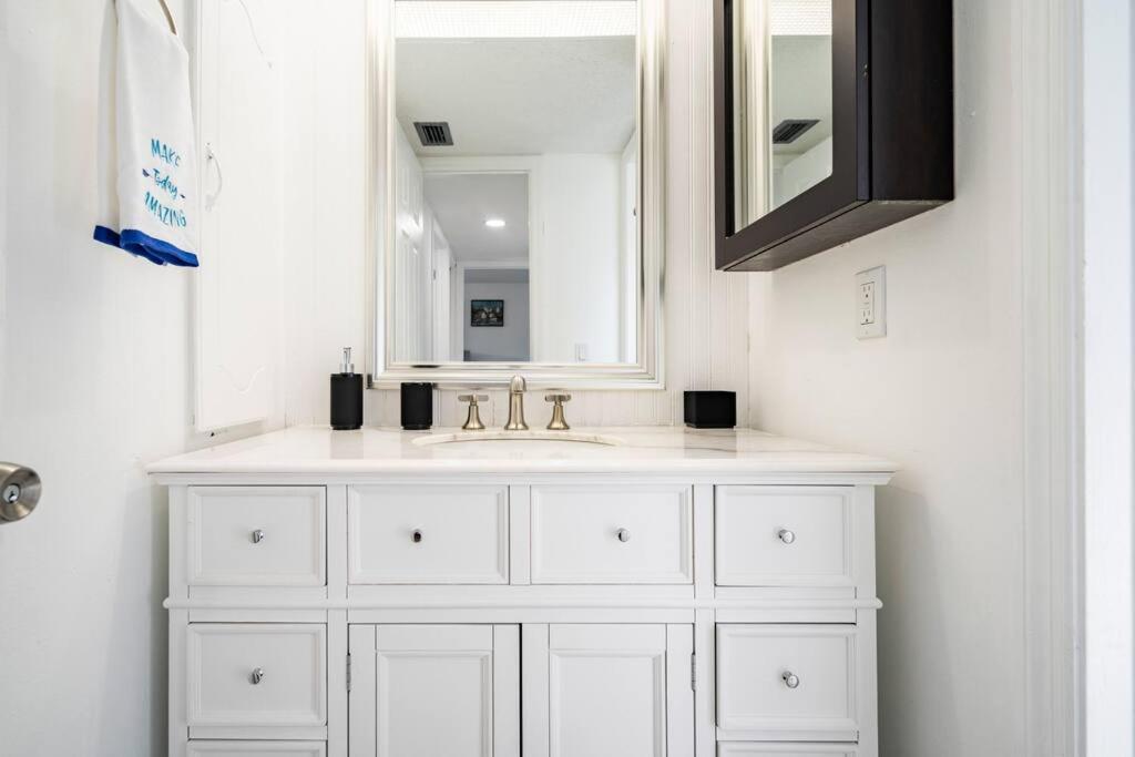 Perfectly Situated 2-br Residential In Largo- Close To Beach And Everything!! Apartment *