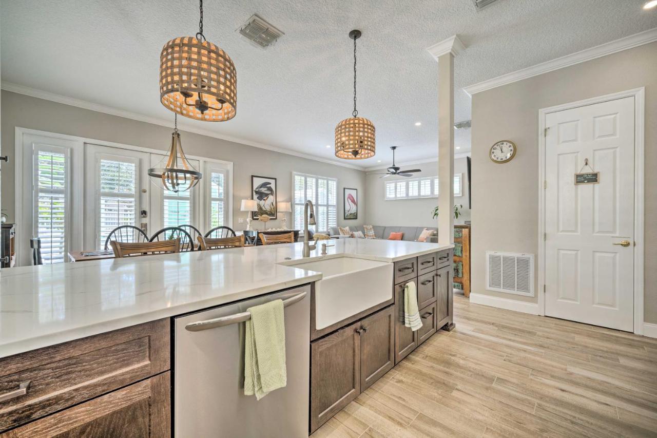 Stunning Oasis With Private Pool, 7 Mi To Disney! Holiday home