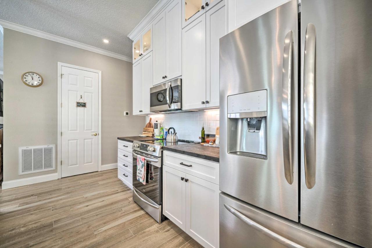 Stunning Oasis With Private Pool, 7 Mi To Disney! Holiday home Kissimmee