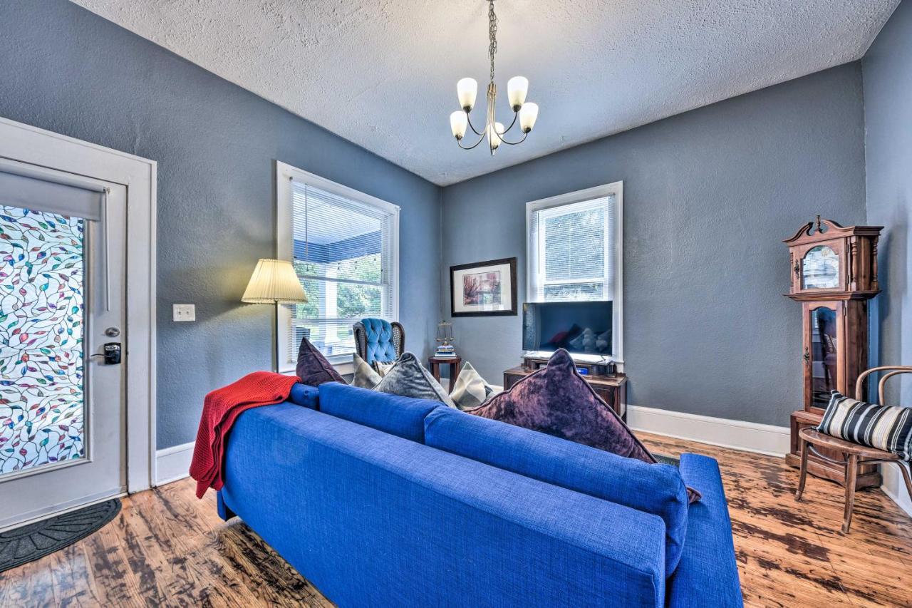Charming About 2 Mi To Downtown!