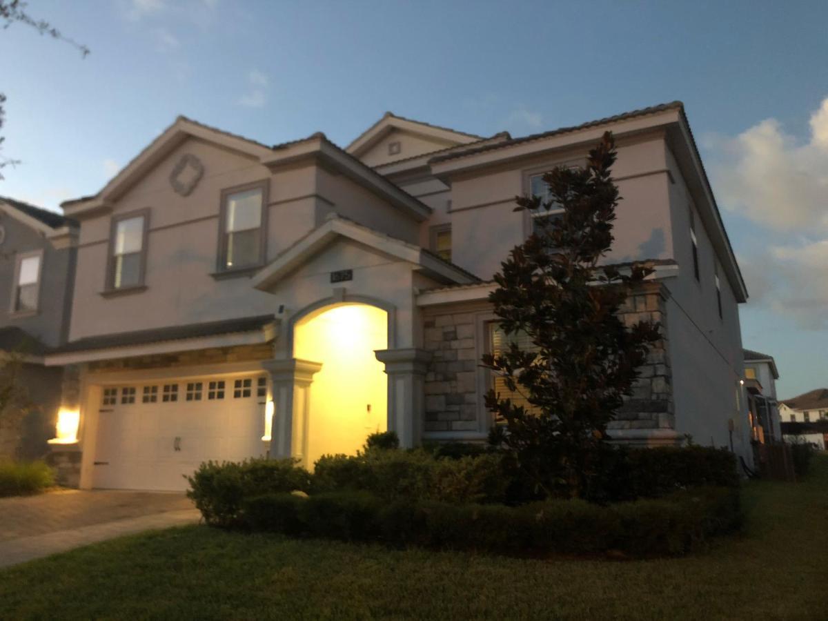 8 Bedrooms, 5 Bathrooms. Theater + Pool/spa + Wifi Villa Davenport