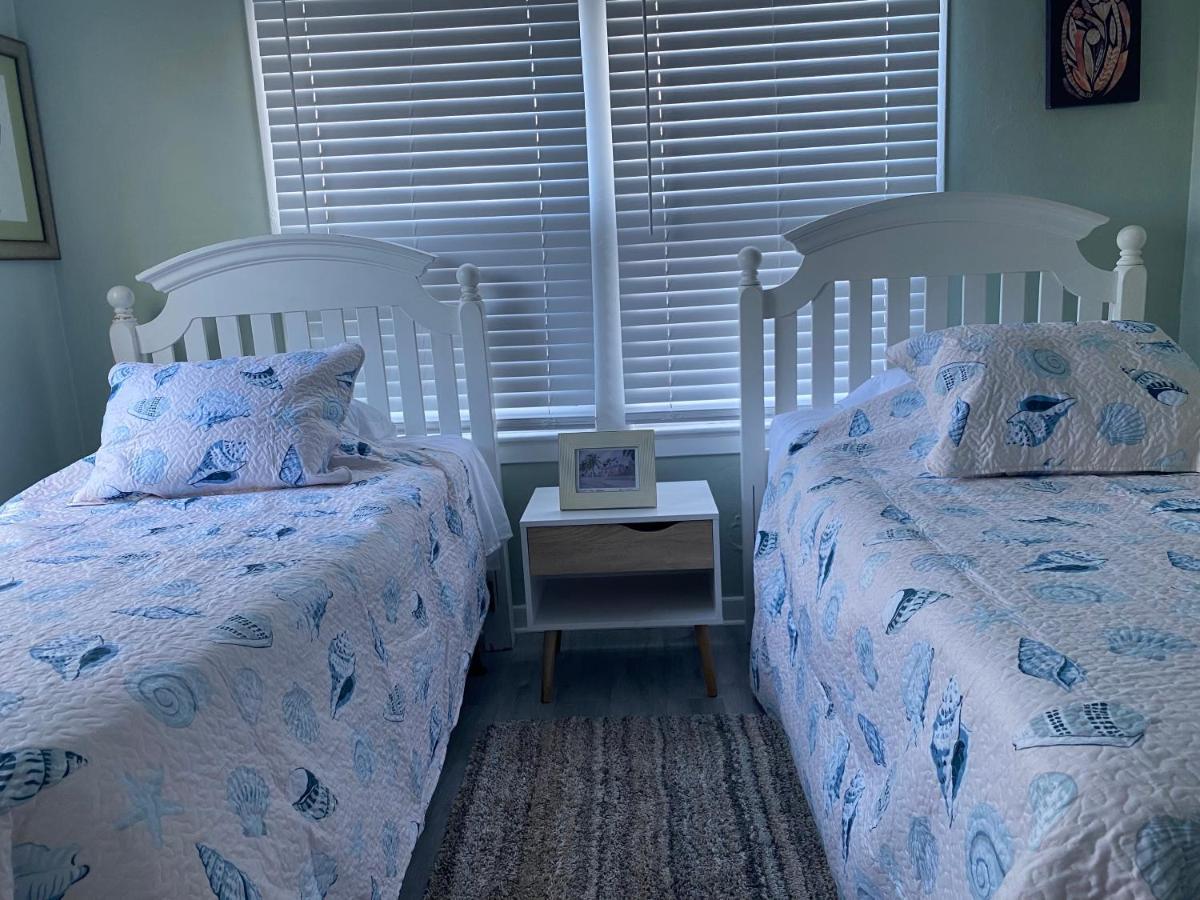 Palm Retreat: Beachside Comfort With Outdoor Oasis Holiday home *