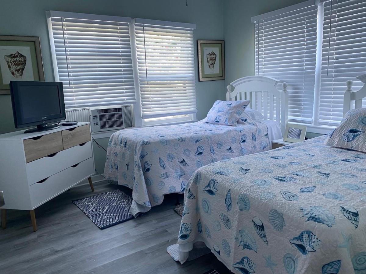 Palm Retreat: Beachside Comfort With Outdoor Oasis * Lake Worth Beach