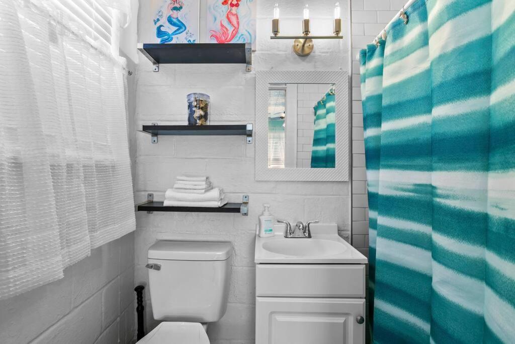 Mermaids Grotto Waterfront 1br Apt With Bay View *