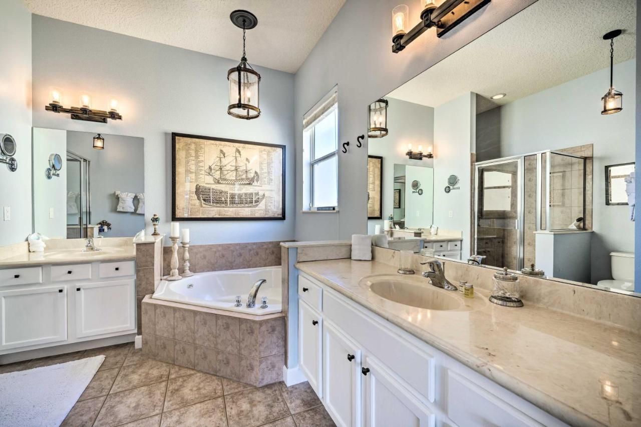 Stunning Oasis With Private Pool, 7 Mi To Disney! Holiday home