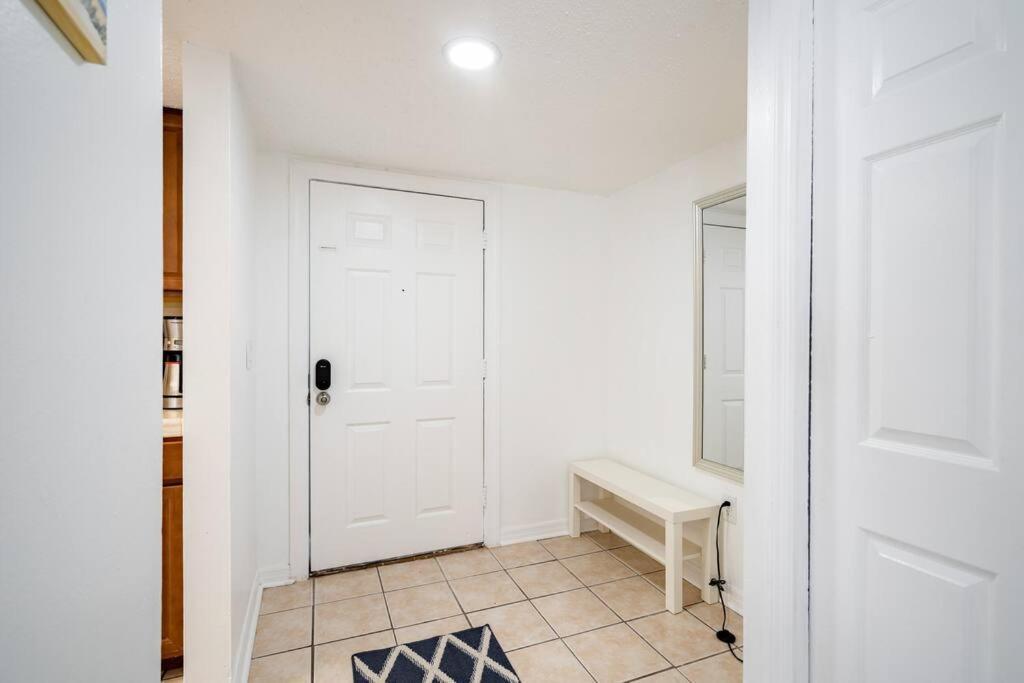 Apartment Perfectly Situated 2-br Residential In Largo- Close To Beach And Everything!!