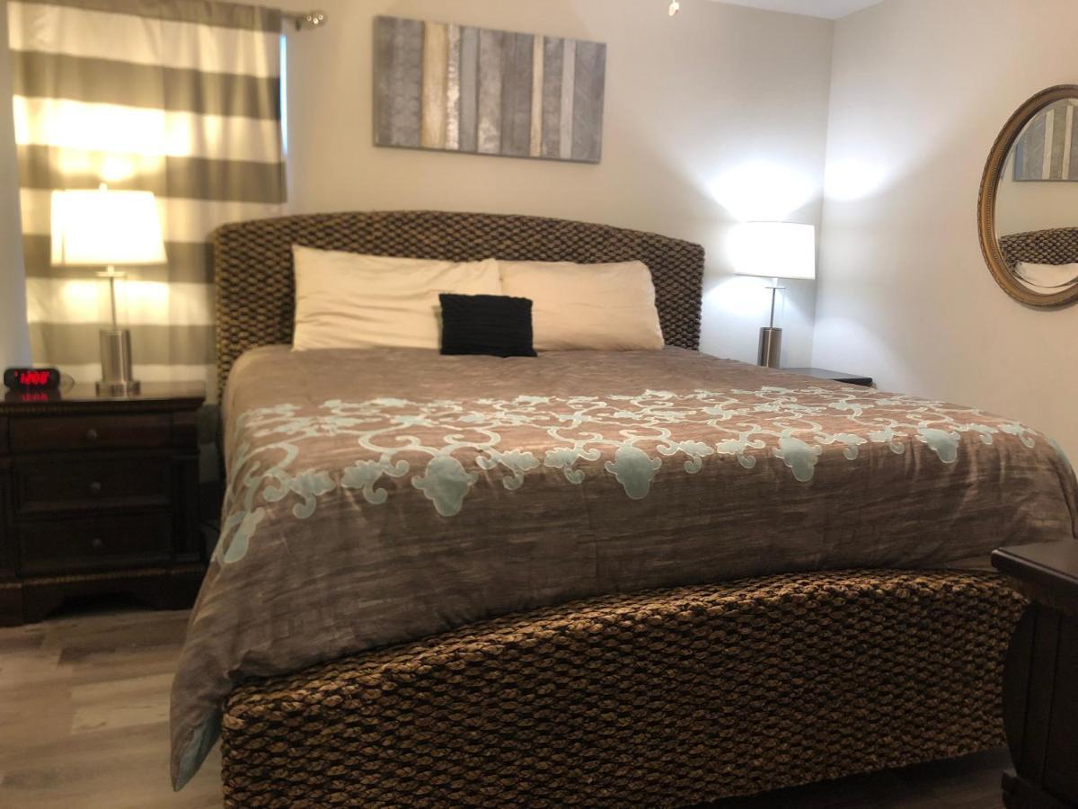 8 Bedrooms, 5 Bathrooms. Theater + Pool/spa + Wifi * Davenport