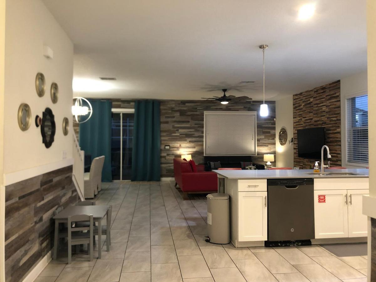 8 Bedrooms, 5 Bathrooms. Theater + Pool/spa + Wifi Davenport