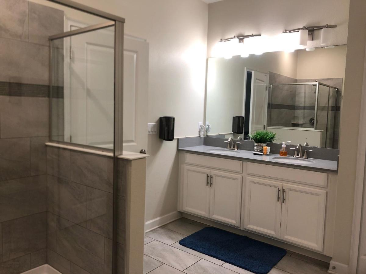 8 Bedrooms, 5 Bathrooms. Theater + Pool/spa + Wifi Davenport