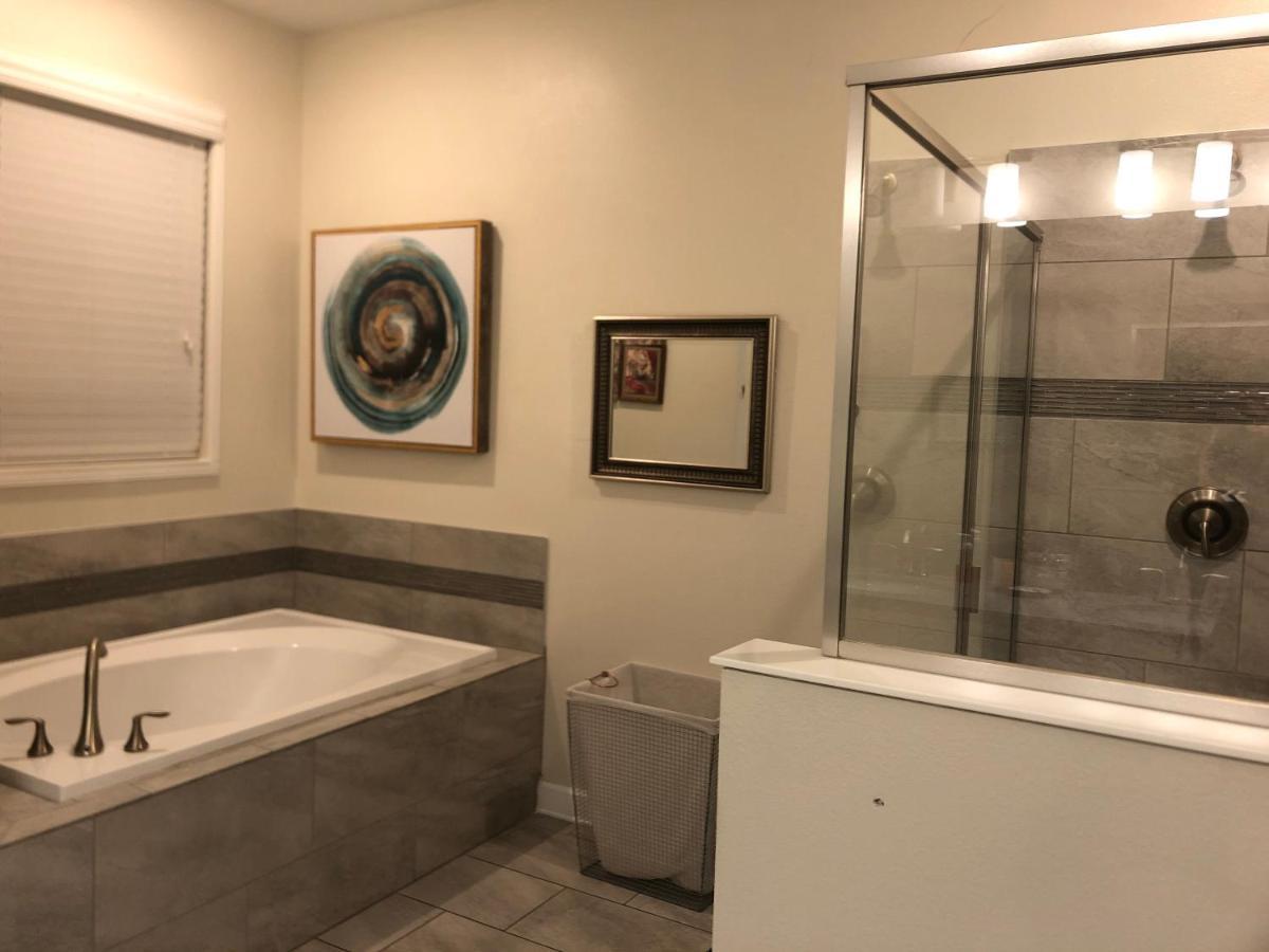 8 Bedrooms, 5 Bathrooms. Theater + Pool/spa + Wifi Davenport