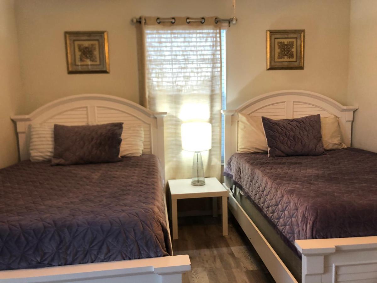 8 Bedrooms, 5 Bathrooms. Theater + Pool/spa + Wifi Villa Davenport