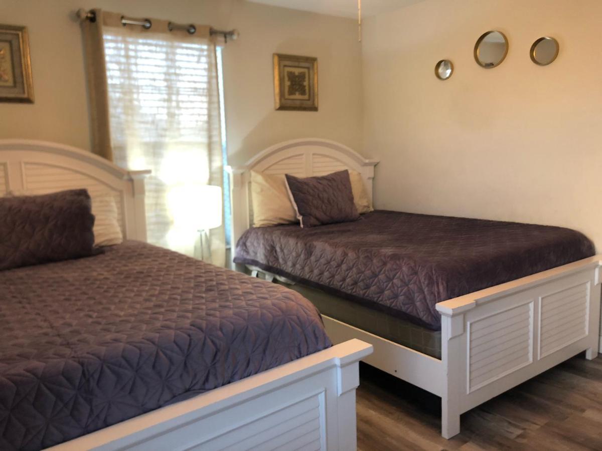 8 Bedrooms, 5 Bathrooms. Theater + Pool/spa + Wifi * Davenport