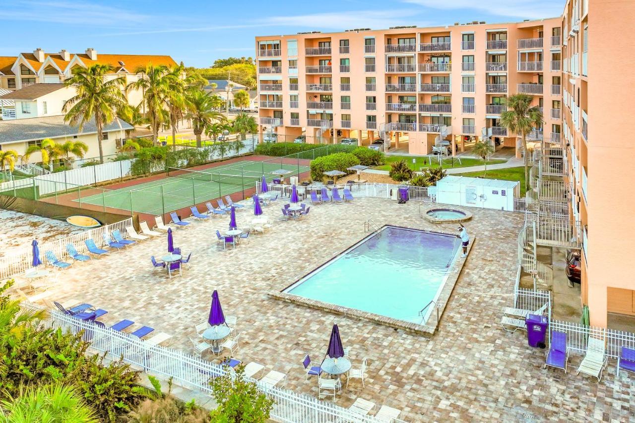 Reef Club 208 *
