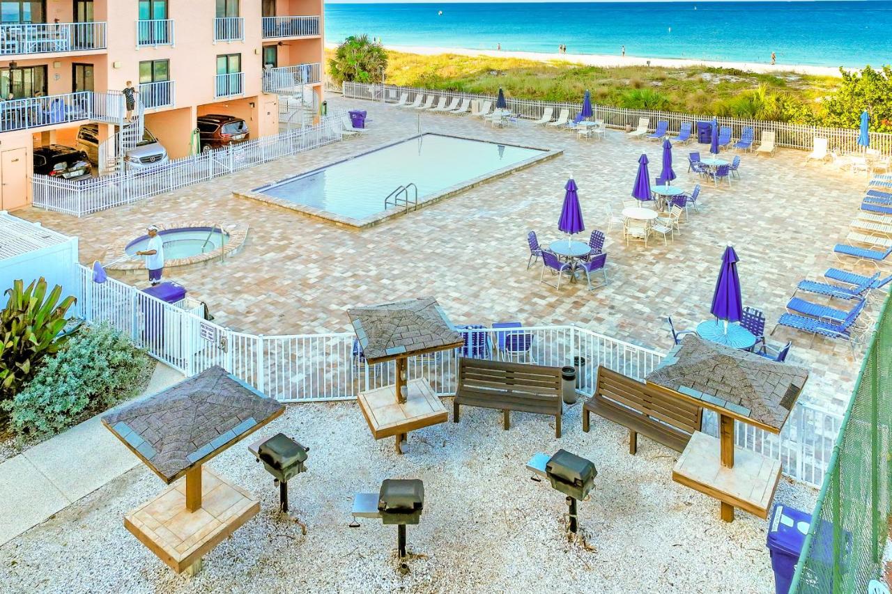 Reef Club 208 *
