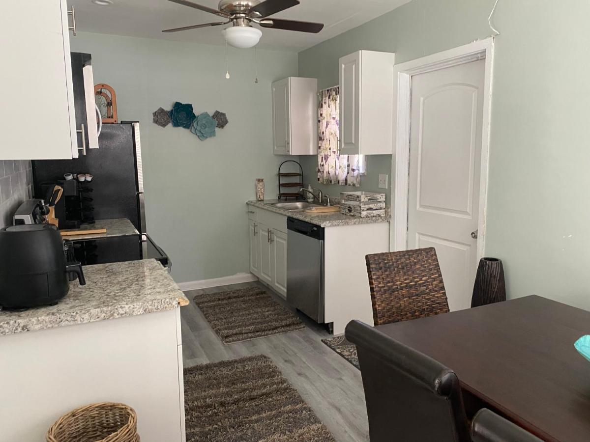 Palm Retreat: Beachside Comfort With Outdoor Oasis Holiday home Lake Worth Beach