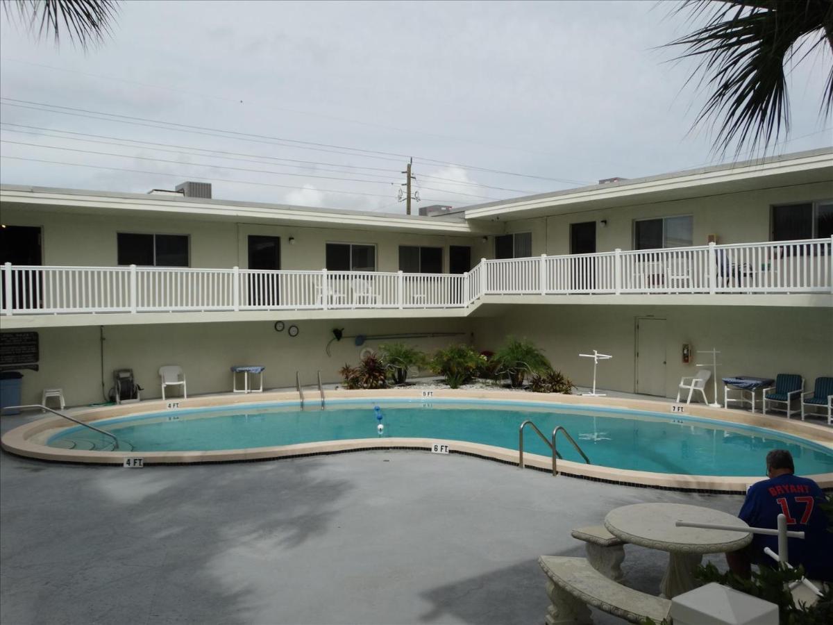Quiet Vista Del Mar 2 Bedroom Beachfront Holiday home Cocoa Beach