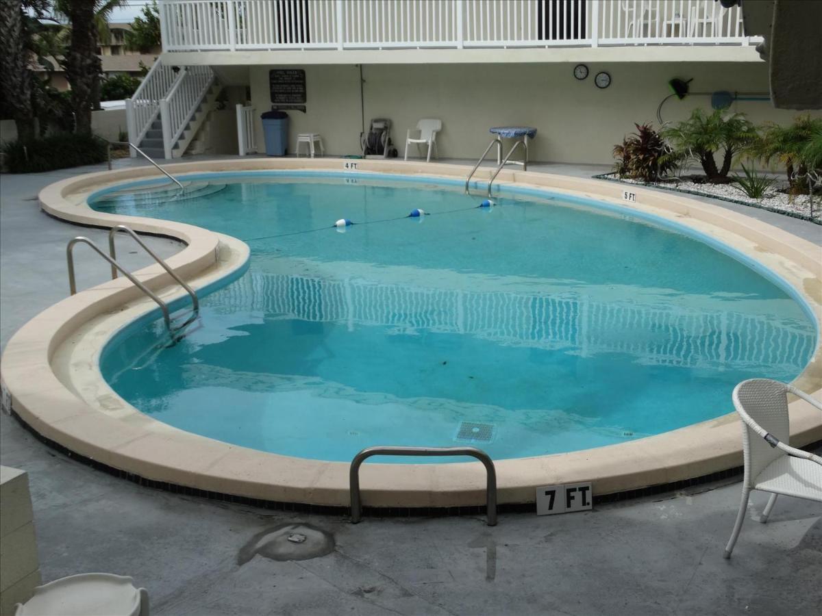 Quiet Vista Del Mar 2 Bedroom Beachfront Cocoa Beach