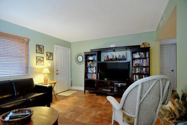 Quiet Vista Del Mar 2 Bedroom Beachfront *