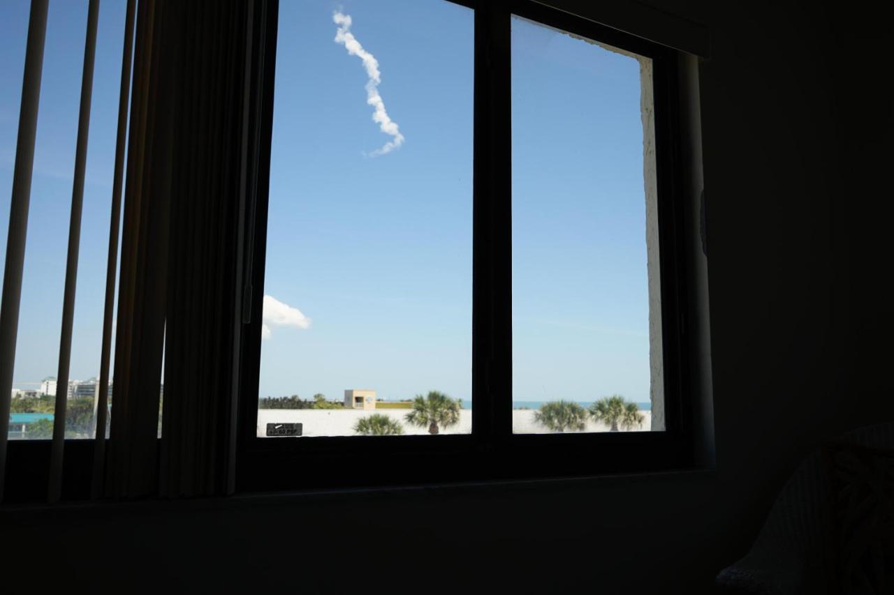 Sandcastles 400 Ocean & Rocket Launch Views, Massive Corner Unit Holiday home Cocoa Beach
