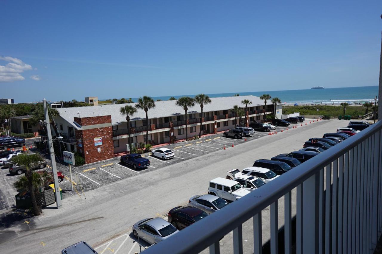 Sandcastles 400 Ocean & Rocket Launch Views, Massive Corner Unit Holiday home *