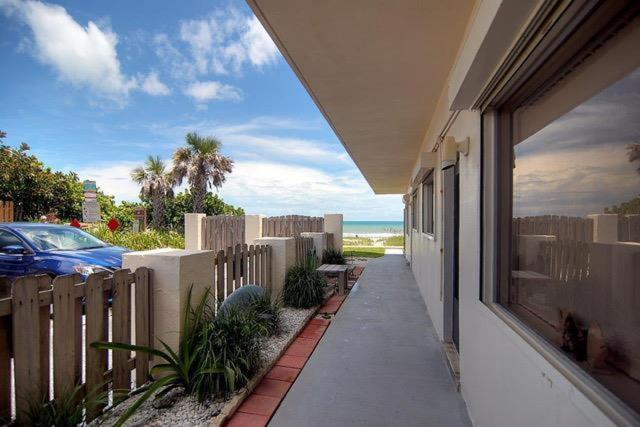Quiet Vista Del Mar 2 Bedroom Beachfront Holiday home Cocoa Beach